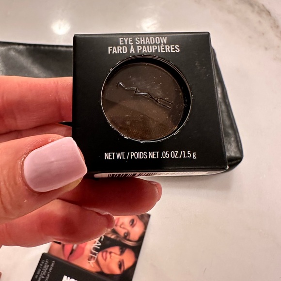 MAC bundle with extra lipstick - Picture 7 of 7